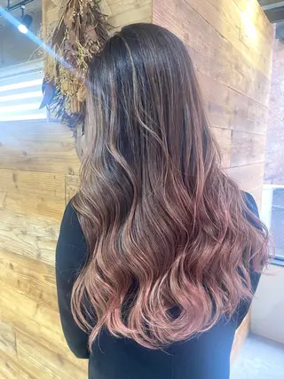 ロング 白髪ぼかしハイライト バレイヤージュヤマトのヘアスタイル