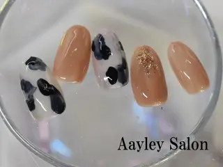 ミディアム カラー ネイル Aayley アイリ―サロンのネイルデザイン
