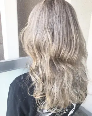 ロング カラー 岩谷/ブリーチ 🪽透明感カラーのヘアスタイル