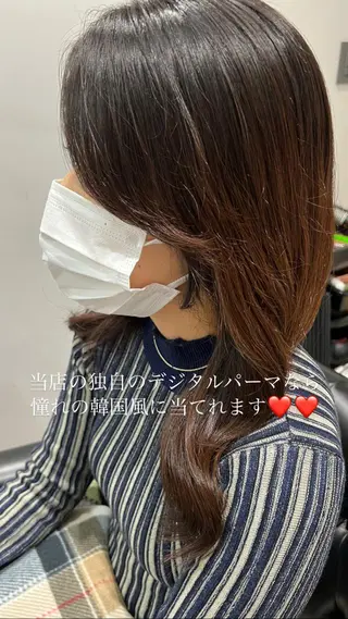 セミロング カラー パーマ コテ巻き風パーマ 韓国風パーマ　無重力のヘアスタイル