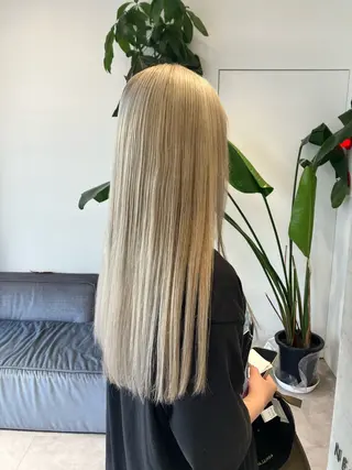 ロング カラー サキ🤍ハイトーン 🩰くびれ巻きヘアのヘアスタイル