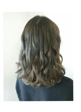 セミロング カラー RU RIのヘアスタイル