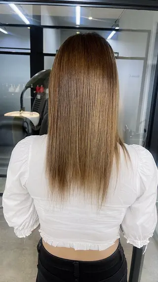 セミロング け んブリーチ縮毛矯正のヘアスタイル