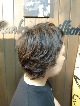 メンズ ミディアム カラー サンフラット所属・岡林 選のヘアスタイル