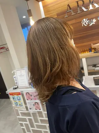 セミロング カラー やまこし 美裕樹のヘアスタイル