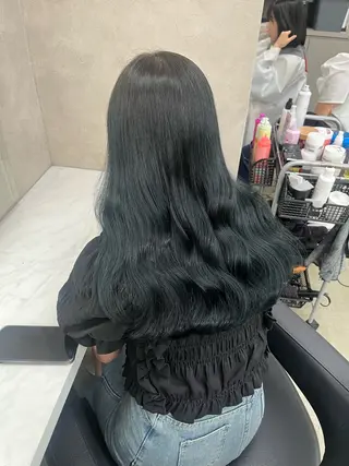 ロング 寒色/ベージュヘア ブリーチありMiOのヘアスタイル