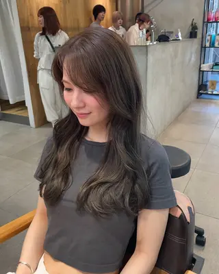 ロング カラー ミルクティー× グレージュMOMOのヘアスタイル