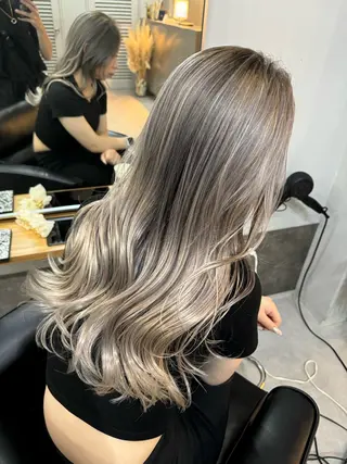 ロング カラー ミルクティーカラー グレージュ　高山慧輔のヘアスタイル