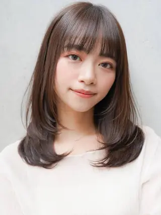 セミロング レイヤー 艶々カラーのヘアスタイル