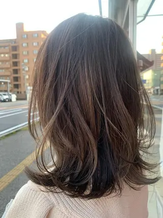 ミディアム 相田 優子のヘアスタイル