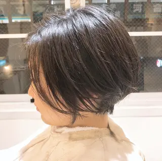 ショート esse大阪茶屋町店所属・レイヤーカット 新井田陽寿のヘアスタイル