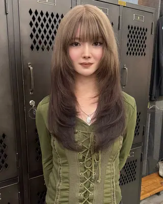 セミロング カラー イツク ⚡️ ルーツ/ハイトーンのヘアスタイル