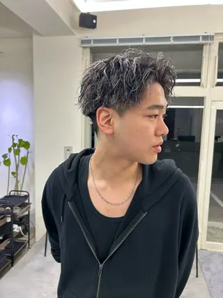 ショート カラー パーマ メンズ アダチ ヒナタのヘアスタイル