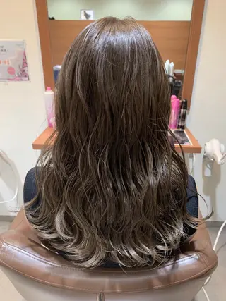 ロング カラー 蓮見  友里のヘアスタイル