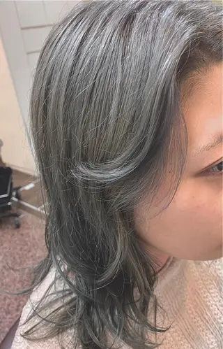 セミロング カラー ハイライト／艶カラー 大河シンジのヘアスタイル
