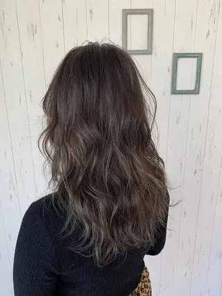 ロング カラー 越智 咲穂のヘアスタイル