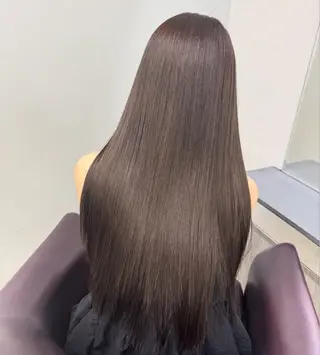 ロング カラー 赤みなしオリーブ ハイトーン×レイヤーのヘアスタイル