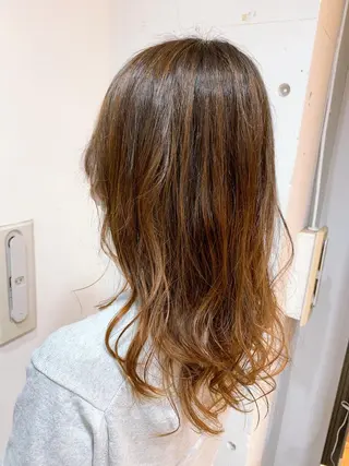 セミロング カラー パーマ 白髪ぼかしハイライト 柳川拓哉のヘアスタイル