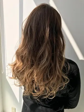 ロング カラー 岡本 智次のヘアスタイル