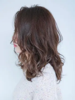 ミディアム イルミナカラー/レイ ヤーカット/三好春奈のヘアスタイル