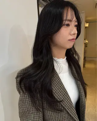 セミロング RAIMA ケアハイトーンのヘアスタイル