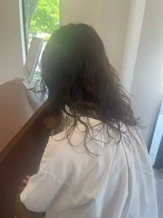 セミロング パーマ イタヤ マイカのヘアスタイル