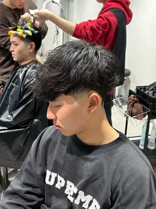 ショート パーマ メンズ 【シャドウパーマ センターパート】義心のヘアスタイル