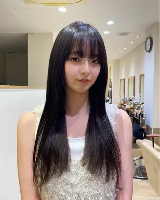 ロング 𝐲𝐮𝐮𝐦𝐢 エクステ/ 艶カラーのヘアスタイル
