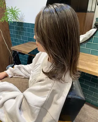 セミロング カラー ZOA classic hair所属・東 みのりのヘアスタイル