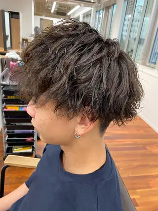 パーマ メンズ 岡本 智次のヘアスタイル