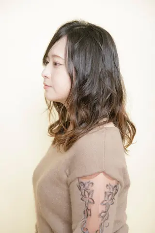 セミロング カラー パーマ 横手 愛美のヘアスタイル