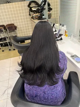 ロング 寒色/ベージュヘア ブリーチありMiOのヘアスタイル
