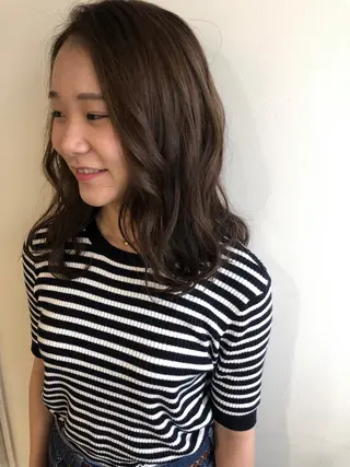 ミディアム カラー MIOベージュカラー 柔らかいカラーのヘアスタイル