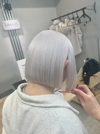 ショート カラー ブリーチ毛の縮毛矯正 ハイトーン/岡本智樹のヘアスタイル