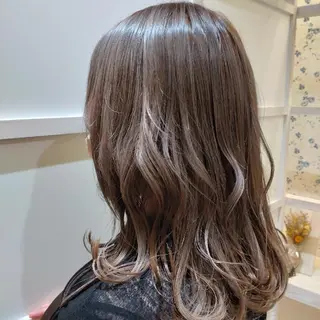 セミロング カラー 大槻 百合子のヘアスタイル