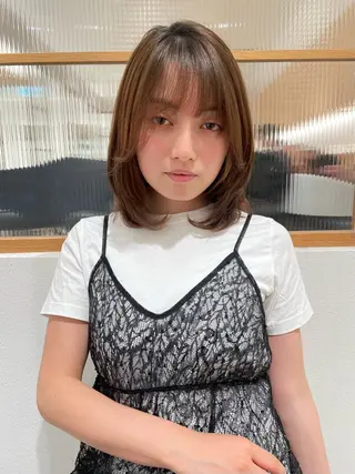 ミディアム 米澤 由衣のヘアスタイル