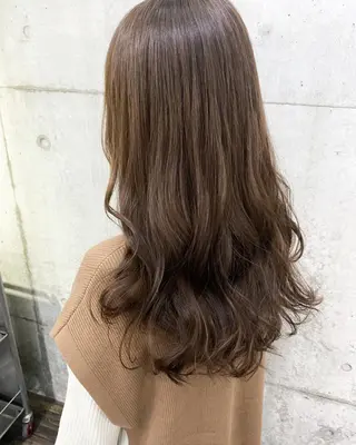 ロング 秋月 亜耶のヘアスタイル