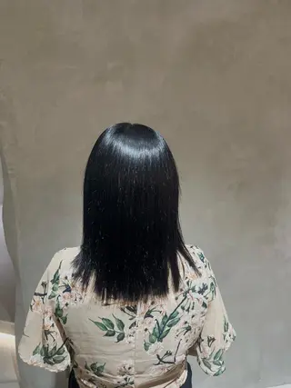ミディアム 切りっぱなしボブ/ 艶カラー/綾莉のヘアスタイル