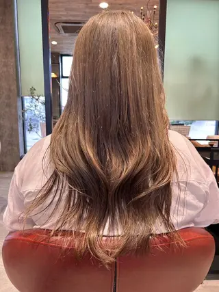 カラー earth ノノカ 柔らかベージュカラーのヘアスタイル