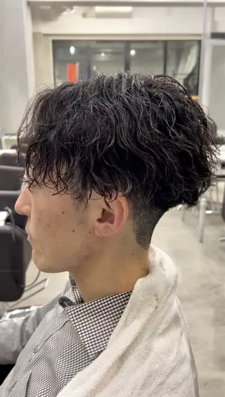 ミディアム パーマ メンズ 曲がる縮毛 フェザー ニュアンス  佐々木のヘアスタイル