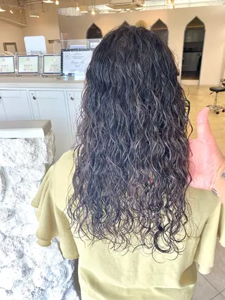 ロング パーマ 饒平名 知也のヘアスタイル