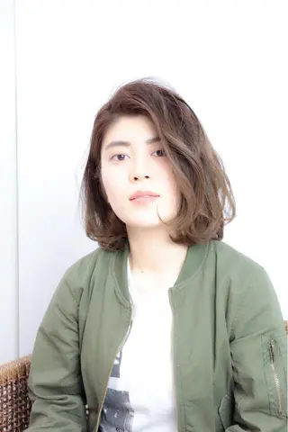 ミディアム 小林 伊織のヘアスタイル