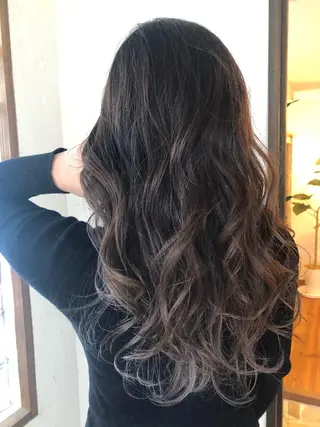 カラー 井上 歩美のヘアスタイル