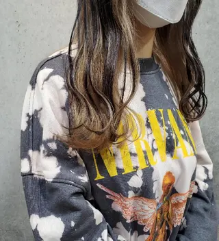 カラー ロング 谷 結奈のヘアスタイル