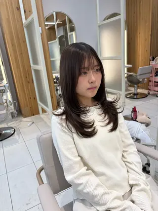 セミロング かなこ／重めレイヤー ／透明感カラーのヘアスタイル