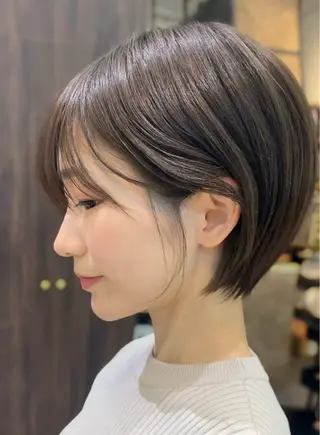 ショート レイヤー・カット モデル・透明感カラーのヘアスタイル