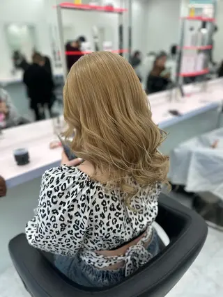 ミディアム カラー 🫧ハイトーン🫧 ベージュ🫧徹哉のヘアスタイル