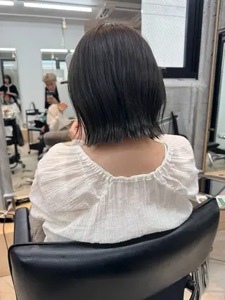 ショート カラー 切りっぱなしボブ レイヤー/縮毛矯正のヘアスタイル