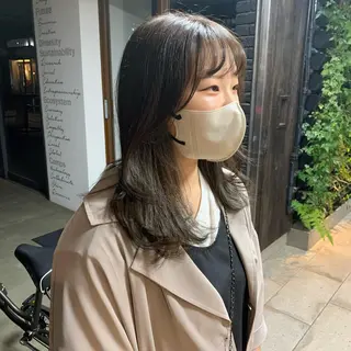 ロング SAKINO． ベージュカラーのヘアスタイル