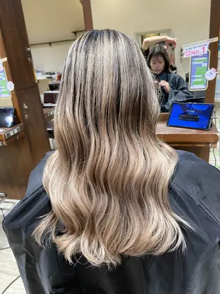 セミロング カラー 海外レイヤー/ レイヤーカット/和田のヘアスタイル